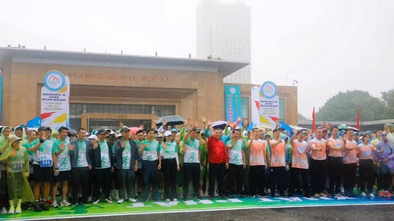 Các vận động viên tham gia chương trình chạy giao lưu hữu nghị quốc tế Việt-Trung lần thứ 3 năm 2025. 