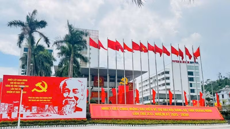 Khu vực tổ chức Đại hội đại biểu Đảng bộ tỉnh Quảng Ninh lần thứ XVI, nhiệm kỳ 2025-2030 được trang hoàng rực rỡ.