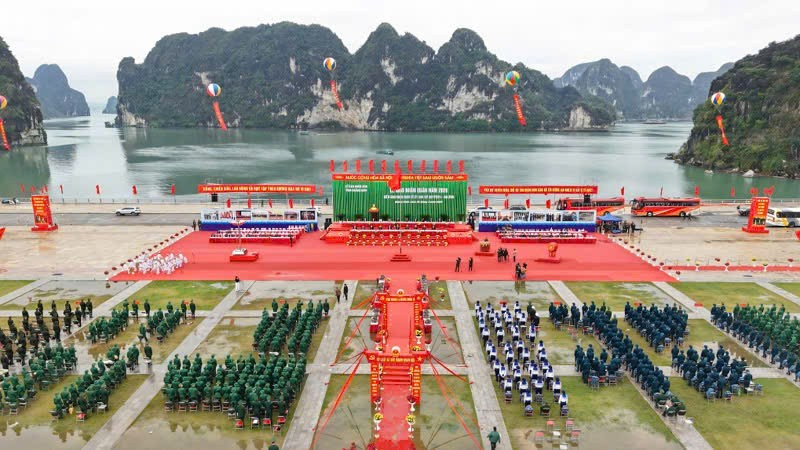 Quang cảnh lễ giao nhận quân tại Điểm giao nhận quân số 7, Ban Chỉ huy PTKV 4-Hạ Long.