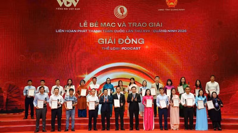 Ban Tổ chức trao Giải Đồng cho các tác giả và nhóm tác giả đoạt giải.