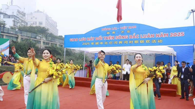 Giao lưu Hát đối trên sông biên giới Bắc Luân giữa thanh niên Móng Cái (Việt Nam) và thanh niên Đông Hưng (Trung Quốc) năm 2025.