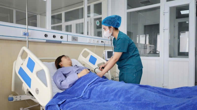 Nhân viên y tế kiểm tra sức khỏe cho người bệnh ghép thận trước khi ra viện.