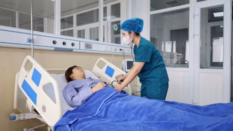 Nhân viên y tế kiểm tra sức khỏe cho người bệnh ghép thận trước khi ra viện.