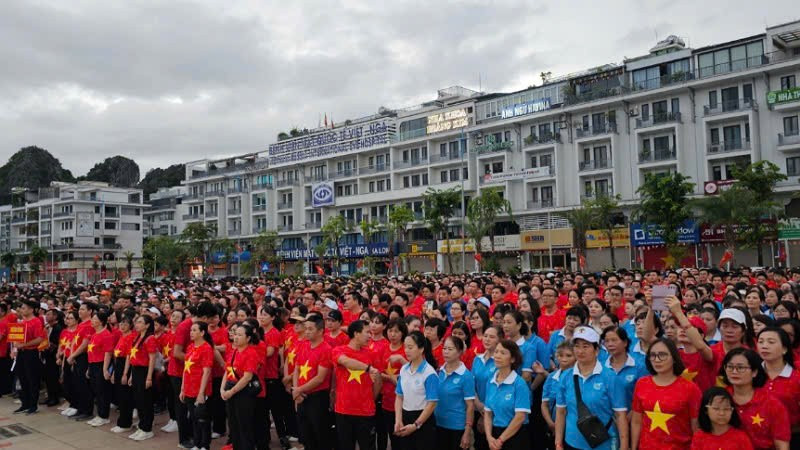 Đông đảo cán bộ, chiến sĩ lực lượng vũ trang, công nhân, viên chức, nhân dân tỉnh Quảng Ninh tham gia chương trình" Cùng Việt Nam tiến bước" .
