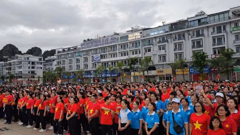 Đông đảo cán bộ, chiến sĩ lực lượng vũ trang, công nhân, viên chức, nhân dân tỉnh Quảng Ninh tham gia chương trình" Cùng Việt Nam tiến bước" .