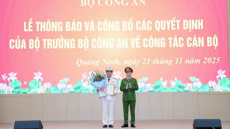 Thượng tướng Nguyễn Ngọc Lâm, Thứ trưởng Công an tặng hoa chúc mừng Thiếu tướng Nguyễn Tiến Trung, Giám đốc Công an tỉnh Quảng Ninh.