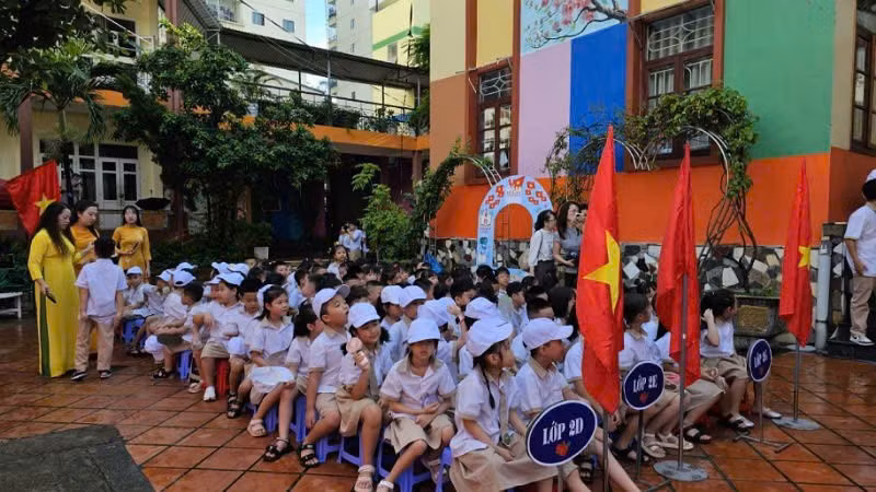 Các em học sinh và thầy cô Trường tiểu học, trung học cơ sở, trung học phổ thông Văn Lang dự Lễ khai giảng năm học mới 2025-2026.