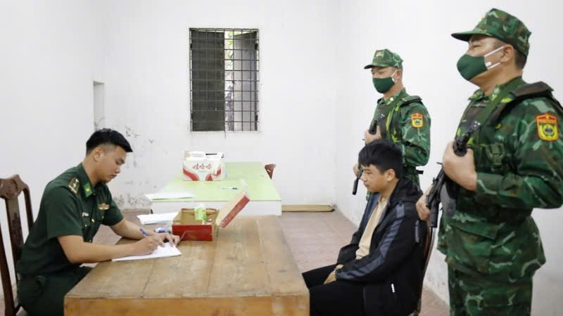 Đối tượng Nguyễn Anh Tuấn tại Đồn Biên phòng cửa khẩu quốc tế Móng Cái.