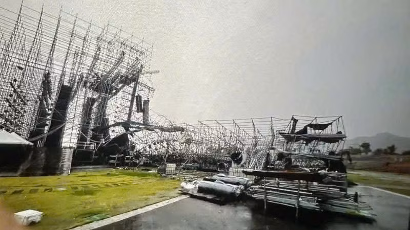 Mưa to kèm theo gió mạnh đã làm đổ gãy một số công trình trên địa bàn phường Bãi Cháy, Quảng Ninh.