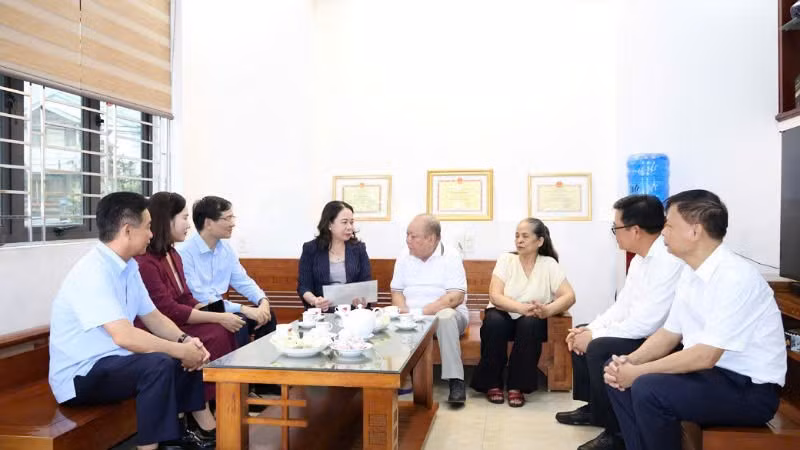 Phó Chủ tịch nước Võ Thị Ánh Xuân thăm, tặng quà gia đình thương binh Đoàn Giang Hảo ở tổ 6, khu 2A, phường Hạ Long, Quảng Ninh.