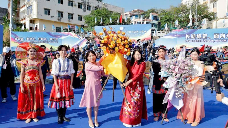 Hoạt động giao lưu hát đối trên sông biên giới giữa thanh niên Móng Cái (Việt Nam) và Đông Hưng (Trung Quốc).