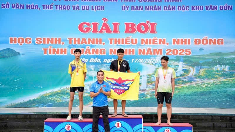 Lãnh đạo Sở Văn hóa, Thể thao và du lịch Quảng Ninh trao Giải cho các vận động viên có thành tích xuất sắc.