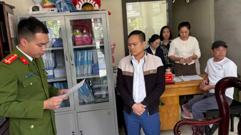 Cơ quan Cảnh sát điều tra (Công an tỉnh Quảng Ninh) thực hiện quy trình tố tụng đối với Nguyễn Văn Hải, Giám đốc Trung tâm Công tác xã hội Hải Hà.