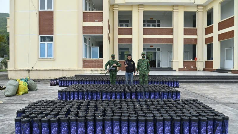 Đối tượng Đạt cùng tang vật.