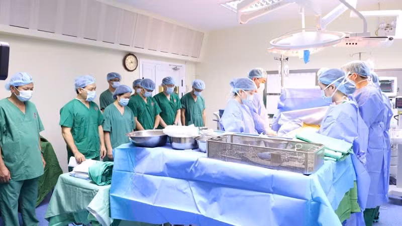 Các y bác sĩ tri ân nghĩa cử cao đẹp của người hiến tạng.