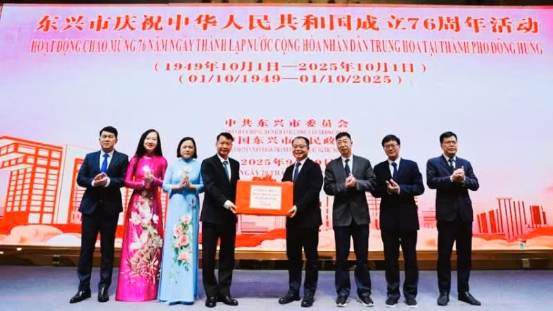 Đoàn đại biểu các địa phương khu vực Móng Cái, tỉnh Quảng Ninh (Việt Nam) tặng quà chúc mừng Quốc khánh Trung Quốc.