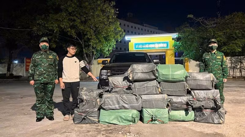 Đối tượng Phạm Huy Hoàng cùng tang vật .