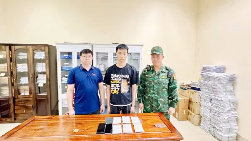 Đối tượng Đoàn Văn Trung cùng tang vật tại Đồn Biên phòng Cửa khẩu quốc tế Móng Cái.