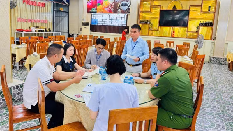 Lực lượng chức năng của phường Bãi Cháy tiến hành kiểm tra một cơ sở kinh doanh dịch vụ, du lịch trên địa bàn.