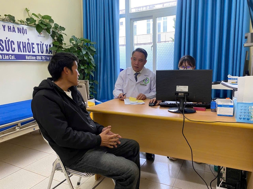 Thầy thuốc Ưu tú, bác sĩ chuyên khoa 2, Giám đốc Bệnh viện Sa Pa (Lào Cai) - Phạm Lê Trung thăm khám cho bệnh nhân. 