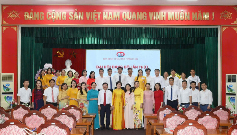 Ngay sau khi chính quyền địa phương 2 cấp đi vào hoạt động từ 1/7, nhiều phường xã trên cả nước đã tổ chức thành công Đại hội Đảng bộ, hoạch định đường lối cho tương lai. (Trong ảnh: Các đại biểu tham dự Đại hội lần thứ I Đảng bộ các cơ quan Đảng phường Mỹ Hào, tỉnh Hưng Yên).
