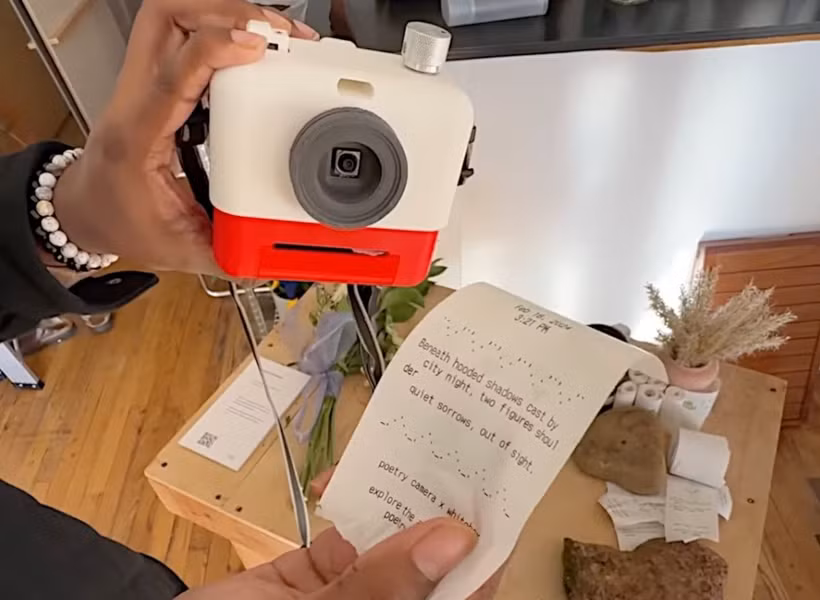 Không phải một tấm ảnh, sau cú click, Poetry Camera sẽ trả lại bạn những dòng thơ.