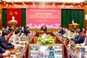 Quang cảnh Lễ khai giảng Lớp bồi dưỡng, cập nhật kiến thức, kỹ năng về công tác xây dựng Đảng đối với cấp ủy cấp xã. (Ảnh: PHẠM CƯỜNG)