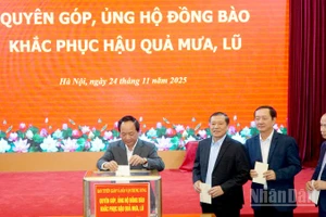 Đồng chí Trịnh Văn Quyết, Bí thư Trung ương Đảng, Trưởng ban Tuyên giáo và Dân vận Trung ương quyên góp, ủng hộ đồng bào khắc phục hậu quả mưa, lũ. (Ảnh: PHẠM CƯỜNG)