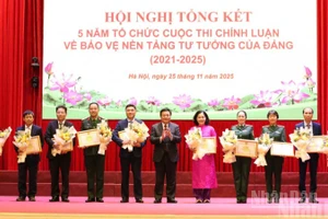 Đồng chí Nguyễn Xuân Thắng, Ủy viên Bộ Chính trị, Giám đốc Học viện Chính trị quốc gia Hồ Chí Minh, Chủ tịch Hội đồng Lý luận Trung ương, Phó Trưởng ban Chỉ đạo 35 Trung ương, Trưởng Ban Chỉ đạo cuộc thi trao Bằng khen tặng các tập thể có nhiều thành tích xuất sắc trong tổ chức Cuộc thi chính luận về bảo vệ nền tảng tư tưởng của Đảng. (Ảnh: PHẠM CƯỜNG)