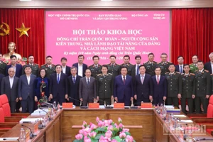 Các đại biểu chụp ảnh lưu niệm tại hội thảo. (Ảnh: PHẠM CƯỜNG)