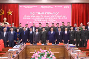 Các đại biểu chụp ảnh lưu niệm tại hội thảo. (Ảnh: PHẠM CƯỜNG)