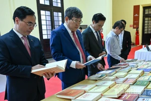 Các đại biểu tham quan khu trưng bày sách tại Đại hội đại biểu Đảng bộ các cơ quan Đảng Trung ương lần thứ I, nhiệm kỳ 2025-2030. (Ảnh: DUY LINH)