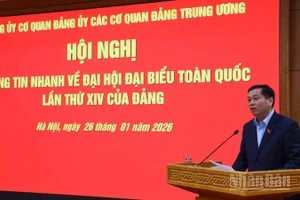 Đồng chí Nguyễn Long Hải, Ủy viên Trung ương Đảng, Phó Bí thư Thường trực Đảng ủy các cơ quan Đảng Trung ương thông tin nhanh kết quả Đại hội XIV của Đảng tại hội nghị. (Ảnh: HỒNG VÂN)