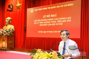 Đồng chí Đoàn Minh Huấn, Ủy viên Bộ Chính trị, Giám đốc Học viện Chính trị quốc gia Hồ Chí Minh phát biểu bế mạc lớp bồi dưỡng. (Ảnh: BẢO LONG)