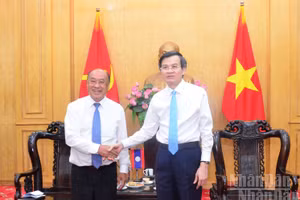 Đồng chí Đoàn Minh Huấn, Ủy viên Bộ Chính trị, Giám đốc Học viện Chính trị quốc gia Hồ Chí Minh tiếp đồng chí Leeber Leebouapao, Ủy viên Ban Chấp hành Trung ương Đảng Nhân dân Cách mạng Lào, Bí thư Đảng ủy, Chủ tịch Viện Khoa học kinh tế và xã hội quốc gia Lào. (Ảnh: PHẠM CƯỜNG)