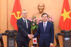 Đồng chí Đoàn Minh Huấn, Ủy viên Bộ Chính trị, Giám đốc Học viện Chính trị quốc gia Hồ Chí Minh tiếp Trưởng Đại diện JICA tại Việt Nam Kobayashi Yosuke. (Ảnh: THẾ ĐẠI)