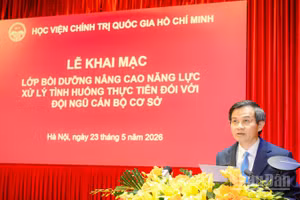 Đồng chí Đoàn Minh Huấn, Ủy viên Bộ Chính trị, Giám đốc Học viện Chính trị quốc gia Hồ Chí Minh phát biểu khai mạc lớp bồi dưỡng. (Ảnh: BẢO LONG)