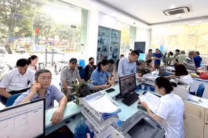 Khách hàng đến xác thực thông tin thuê bao di động tại điểm giao dịch của VNPT Hà Nội.