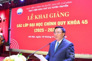Đồng chí Nguyễn Xuân Thắng, Ủy viên Bộ Chính trị, Giám đốc Học viện Chính trị quốc gia Hồ Chí Minh, Chủ tịch Hội đồng Lý luận Trung ương phát biểu tại Lễ khai giảng. (Ảnh: PHẠM CƯỜNG)
