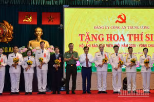 Đồng chí Phan Xuân Thủy, Phó Trưởng Ban Tuyên giáo và Dân vận Trung ương và Thiếu tướng Phạm Kim Đĩnh, Cục trưởng Cục Công tác chính trị, Bộ Công an tặng hoa các thí sinh dự thi vòng chung khảo. (Ảnh: PHẠM CƯỜNG)