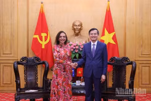 Đồng chí Đoàn Minh Huấn, Ủy viên Bộ Chính trị, Giám đốc Học viện Chính trị quốc gia Hồ Chí Minh, tiếp bà Anne Aly, Bộ trưởng Phát triển Quốc tế, kiêm Bộ trưởng Doanh nghiệp nhỏ và Bộ trưởng Các vấn đề đa văn hóa Australia. (Ảnh: PHẠM CƯỜNG)