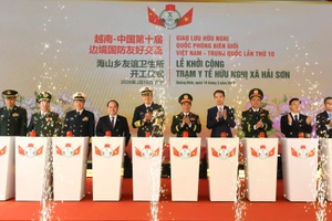 Đại tướng Phan Văn Giang, Ủy viên Bộ Chính trị, Phó Bí thư Quân ủy Trung ương, Bộ trưởng Quốc phòng và Thượng tướng Đổng Quân, Bộ trưởng Quốc phòng Trung Quốc thực hiện nghi thức khởi công Trạm y tế hữu nghị xã Hải Sơn.