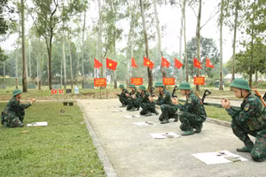 Luyện tập tra lắp bộ đồ dùng gây nổ với học cụ được đơn vị chuẩn bị giống như bộ đồ dùng thật để chiến sĩ làm quen.