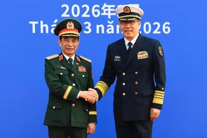 Thượng tướng Đổng Quân, Bộ trưởng Quốc phòng Trung Quốc, và Đại tướng Phan Văn Giang, Ủy viên Bộ Chính trị, Phó Bí thư Quân ủy Trung ương, Bộ trưởng Quốc phòng Việt Nam.