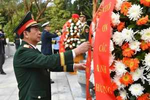Đại tướng Phan Văn Giang và Thượng tướng Đổng Quân cùng các đại biểu đã dâng vòng hoa trước Đài tưởng niệm liệt sĩ cách mạng nhân dân Việt-Trung.