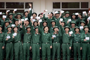 Chiến sĩ mới Trung đội 14, Đại đội 15 (Tiểu đoàn 4, Lữ đoàn 144, Bộ Tổng tham mưu) hân hoan cầm trên tay phiếu cử tri ở đơn vị.