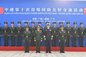 Đại tướng Phan Văn Giang và Thượng tướng Đổng Quân tại Đại đội Biên phòng Đông Hưng.