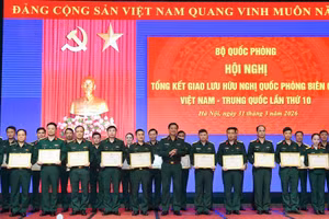 Thượng tướng Nguyễn Trường Thắng trao Bằng khen của Bộ trưởng Quốc phòng tặng đại diện các cá nhân đạt thành tích xuất sắc trong giao lưu. 