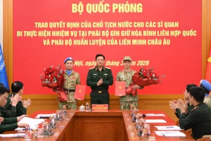 Thượng tướng Nguyễn Trường Thắng, Ủy viên Trung ương Đảng, Ủy viên Quân ủy Trung ương, Thứ trưởng Quốc phòng trao quyết định cho hai sĩ quan.