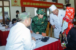 Đông đảo nhân dân tới tham dự chương trình khám chữa bệnh.